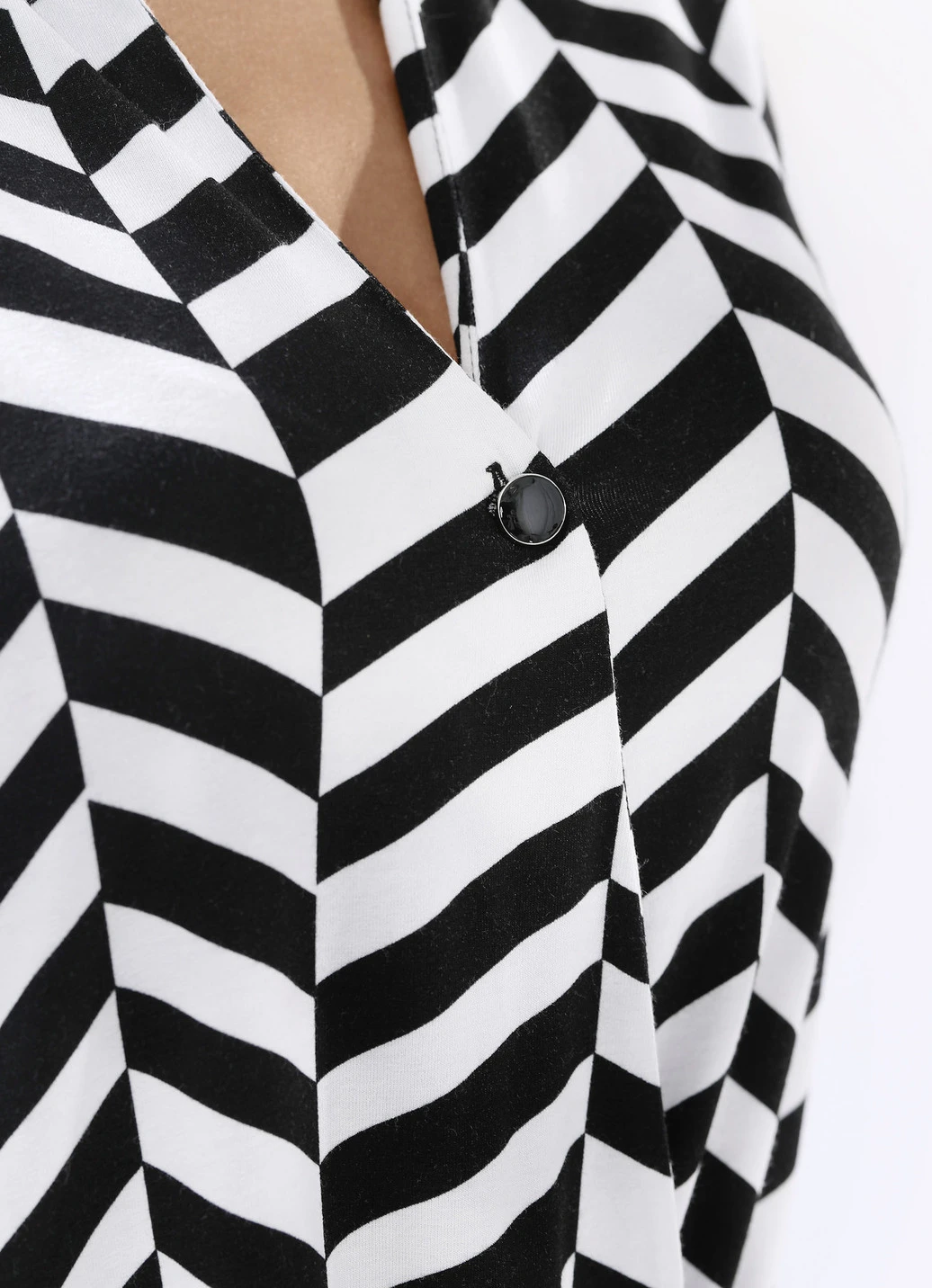 Faszinierendes Poloshirt In Wickel-Optik 2 Faszinierendes Poloshirt In Wickel-Optik – Bild 2