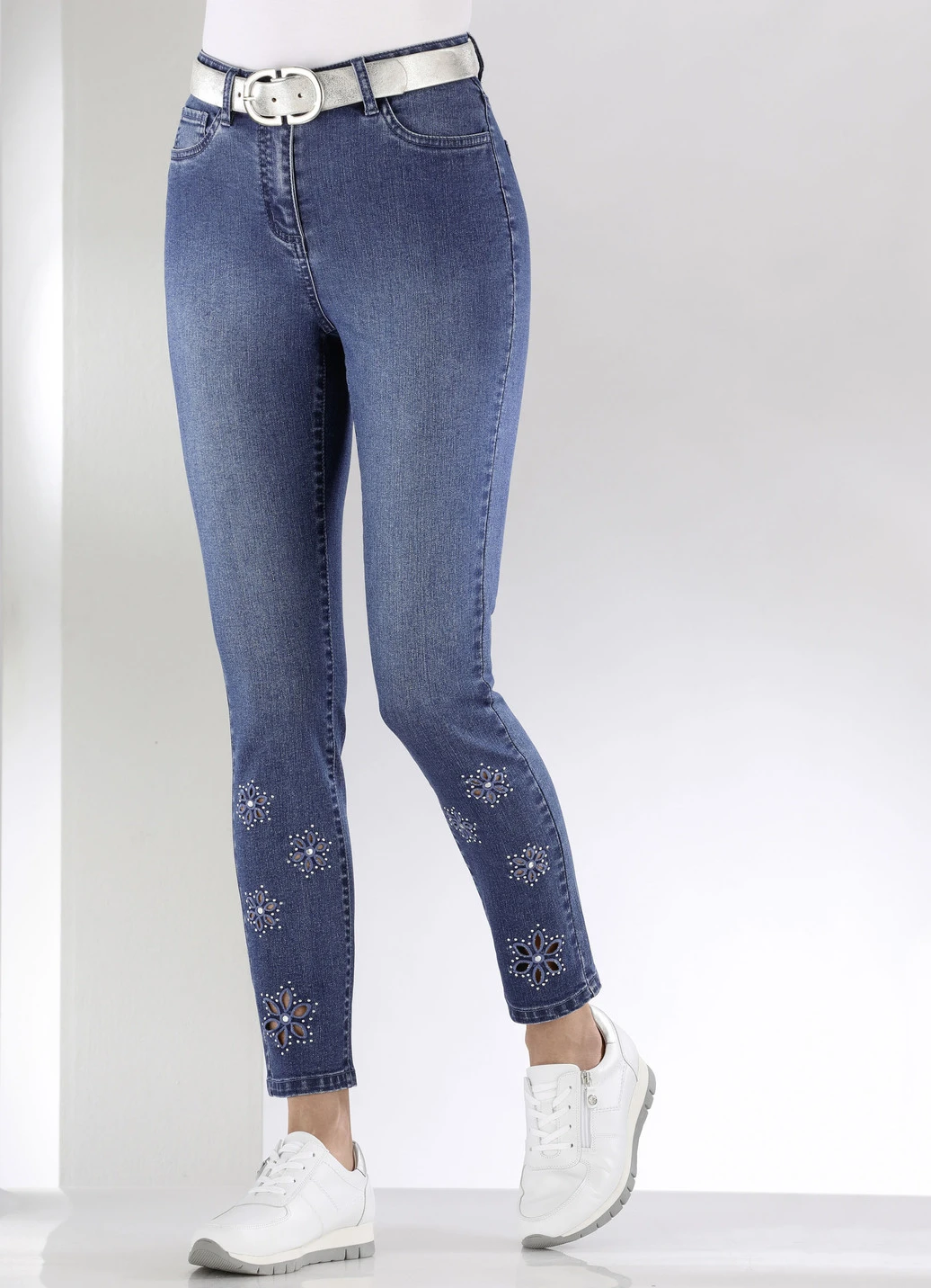 Jeans Mit Floralen Lochstickereien Und Strasssteinchen 7 Jeans Mit Floralen Lochstickereien Und Strasssteinchen – Bild 7