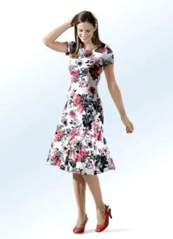 Kleid In Schwingender Schlupfform