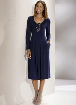 Kleid Mit Rundem Halsausschnitt