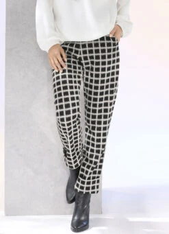 Knöchellange Hose In Bequemer Weite