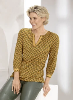 Shirt Mit Effektvollem Zierband Am V-Ausschnitt In 2 Farben