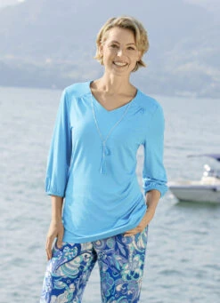 Shirt Mit Glanzeinfass Am V-Ausschnitt In 2 Farben