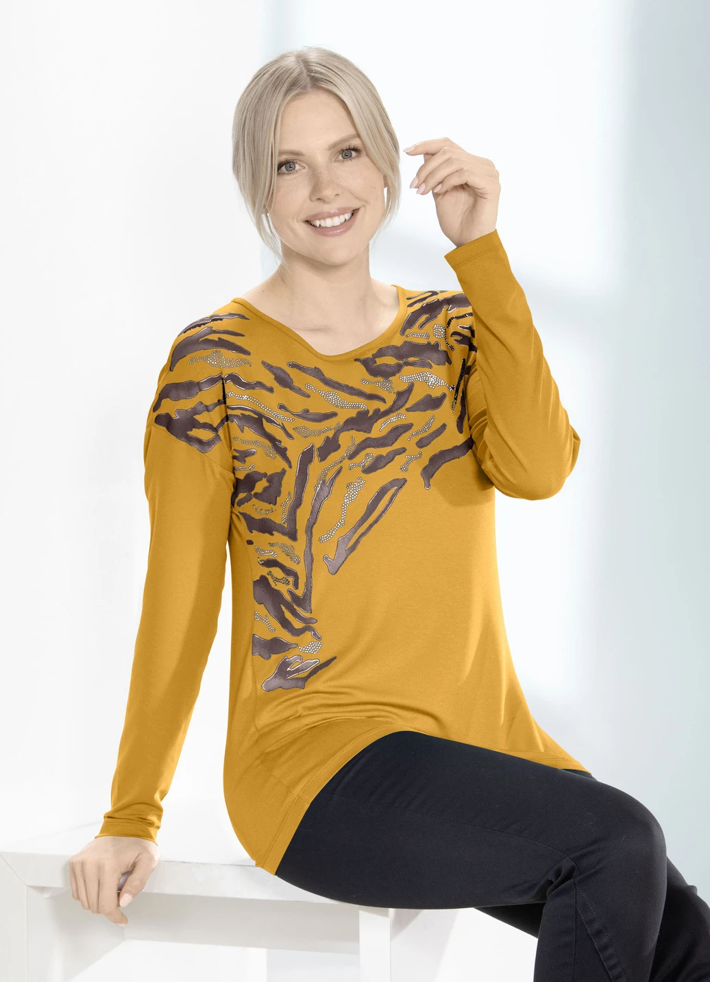 Shirt Mit Kontrast-Druck In 3 Farben 2 Shirt Mit Kontrast-Druck In 3 Farben – Bild 2