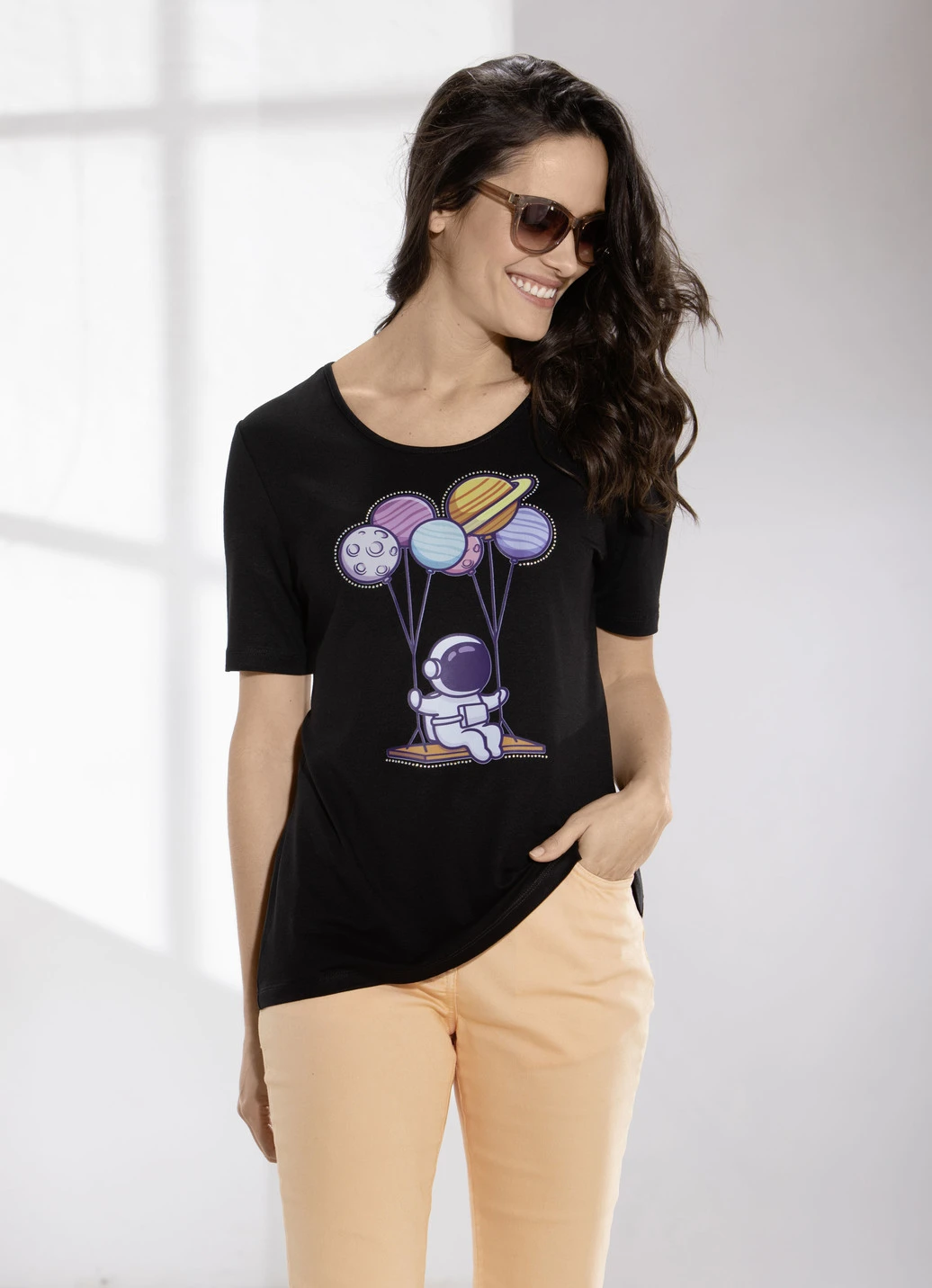 Shirt Mit Strasszier Im Vorderteil In 2 Farben 4 Shirt Mit Strasszier Im Vorderteil In 2 Farben – Bild 4